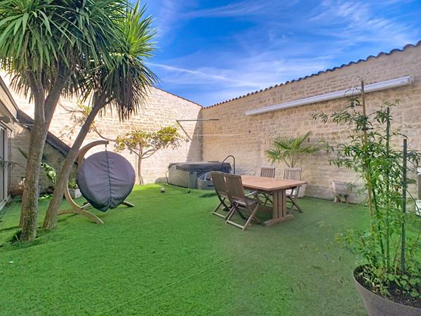 Maison de caractère rénovée avec 193 m² habitables, 6 chambres, située dans le centre ville de Luçon.