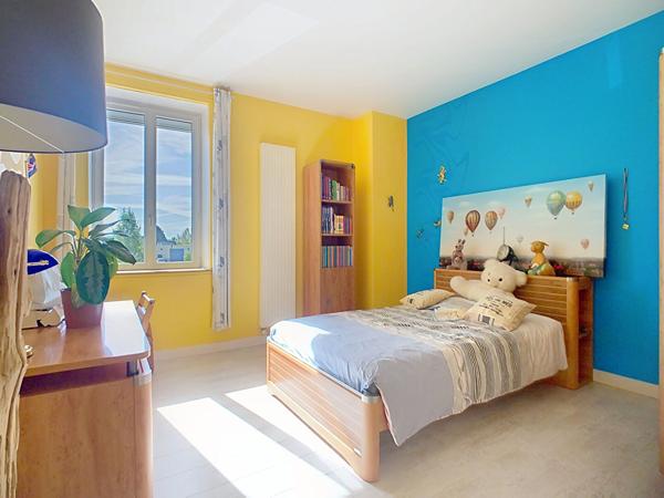 Maison de caractère rénovée avec 193 m² habitables, 6 chambres, située dans le centre ville de Luçon.