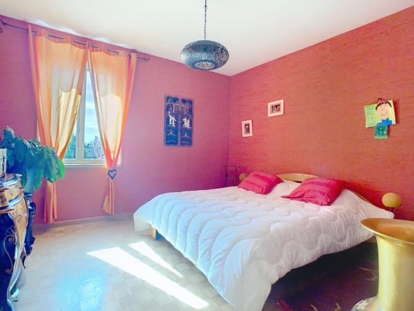 Maison de caractère rénovée avec 193 m² habitables, 6 chambres, située dans le centre ville de Luçon.