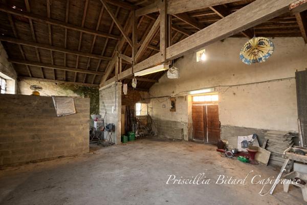 Maison de caractère offrant de beaux volumes et un potentiel rare avec dépendances