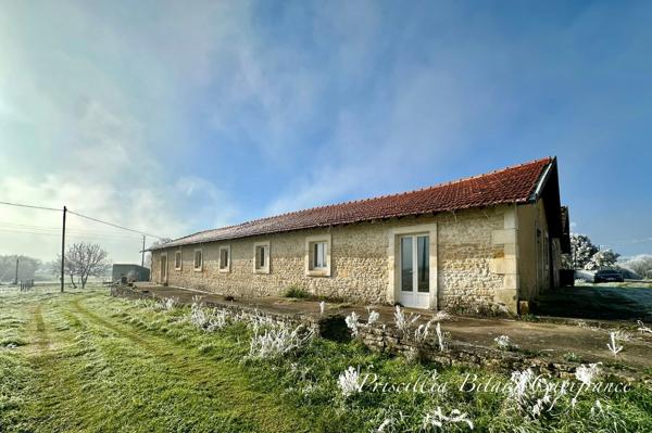 Maison de caractère offrant de beaux volumes et un potentiel rare avec dépendances