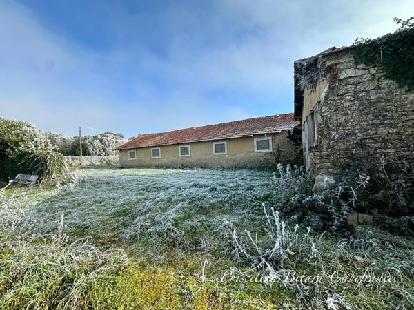 Maison de caractère offrant de beaux volumes et un potentiel rare avec dépendances