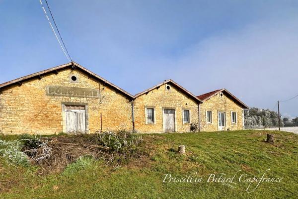 Maison de caractère offrant de beaux volumes et un potentiel rare avec dépendances