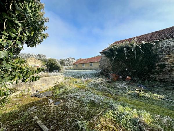 Maison de caractère offrant de beaux volumes et un potentiel rare avec dépendances
