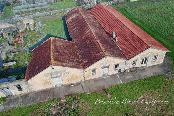 Maison de caractère offrant de beaux volumes et un potentiel rare avec dépendances