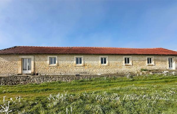 Maison de caractère offrant de beaux volumes et un potentiel rare avec dépendances