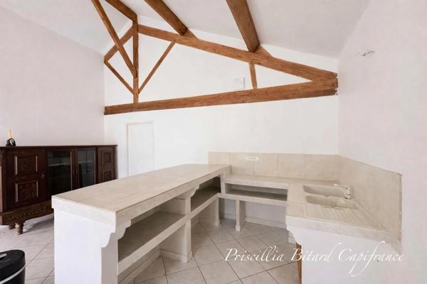 Maison de caractère offrant de beaux volumes et un potentiel rare avec dépendances