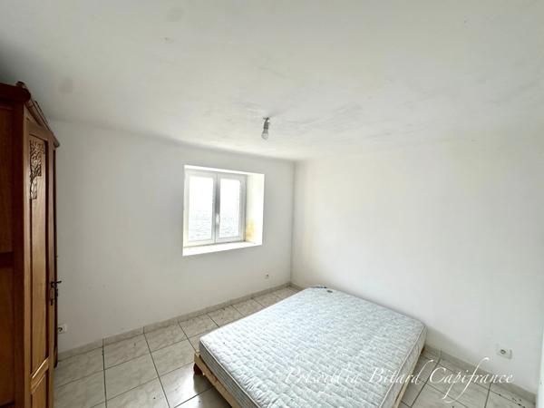 Maison de caractère offrant de beaux volumes et un potentiel rare avec dépendances