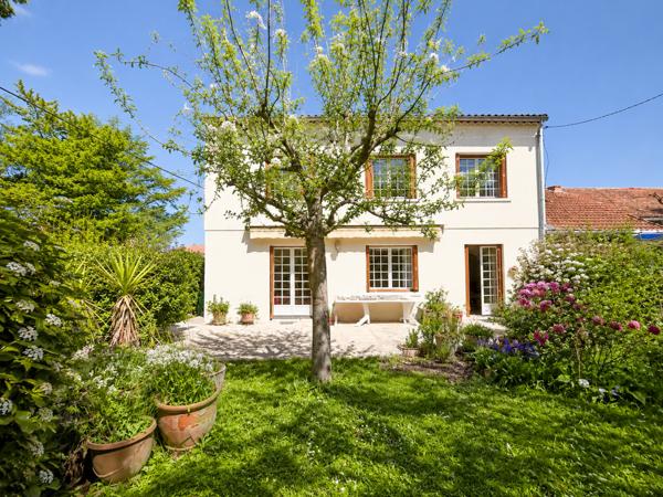 Maison
                                                                                                                                                                                                                                                                                                                        6 pièce(s)                                                                                                                                                                                                          5 chambre(s)                                                                                                                                                                                                          132  m²