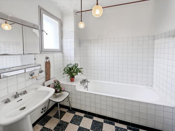 Maison
                                                                                                                                                                                                                                                                                                                        6 pièce(s)                                                                                                                                                                                                          5 chambre(s)                                                                                                                                                                                                          132  m²
