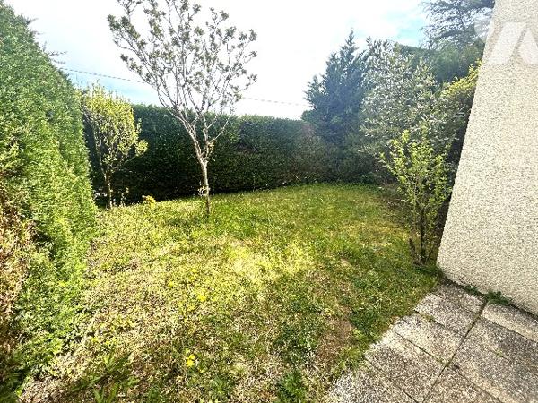 Dans jolie résidence avec piscine, maison avec terrasse donnant dans jardin clos. Parking voiture.