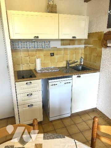 Dans jolie résidence avec piscine, maison avec terrasse donnant dans jardin clos. Parking voiture.