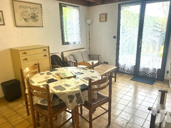 Dans jolie résidence avec piscine, maison avec terrasse donnant dans jardin clos. Parking voiture.