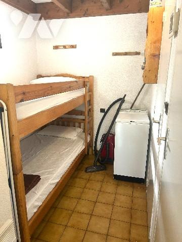 Dans jolie résidence avec piscine, maison avec terrasse donnant dans jardin clos. Parking voiture.