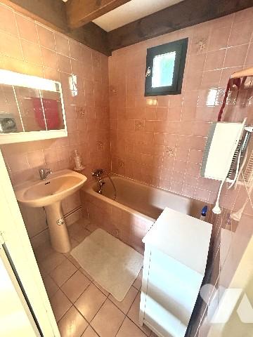 Dans jolie résidence avec piscine, maison avec terrasse donnant dans jardin clos. Parking voiture.