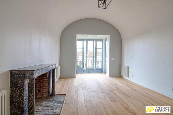 "Versailles Montreuil Saint-Symphorien" - Appartement de 6 pièces en duplex de 138 m² "esprit maison" 2ème étage d'un hôtel particulier ! Loyer 2 972 €/mois charges comprises **  - Référence  28659