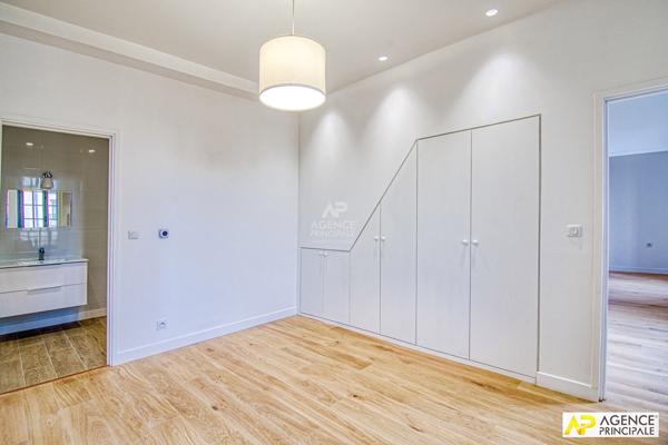 "Versailles Montreuil Saint-Symphorien" - Appartement de 6 pièces en duplex de 138 m² "esprit maison" 2ème étage d'un hôtel particulier ! Loyer 2 972 €/mois charges comprises **  - Référence  28659