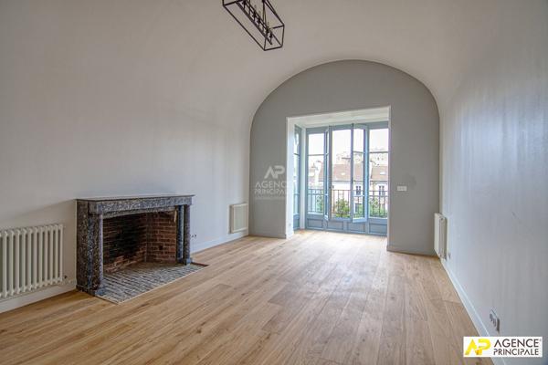 "Versailles Montreuil Saint-Symphorien" - Appartement de 6 pièces en duplex de 138 m² "esprit maison" 2ème étage d'un hôtel particulier ! Loyer 2 972 €/mois charges comprises **  - Référence  28659
