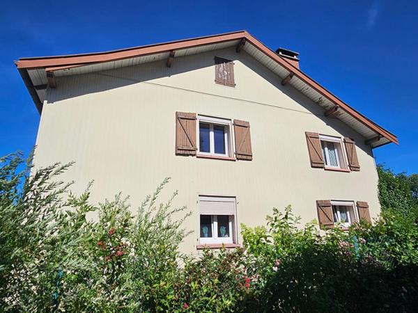 Maison mitoyenne 250 m² , jardin , 2 garages + carport, , 7 chambres, centre-ville Corcieux