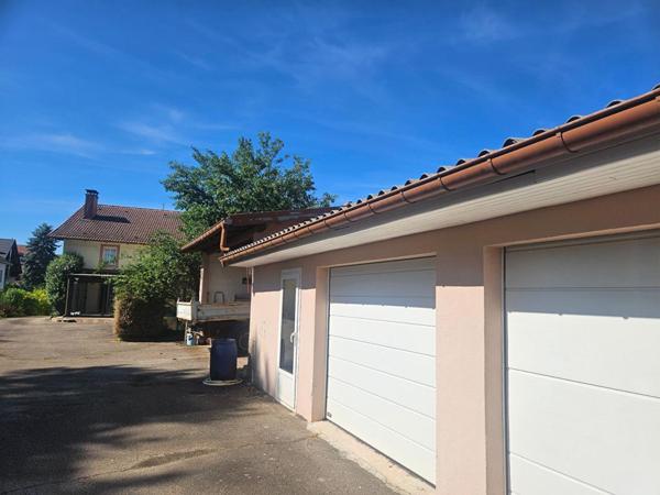 Maison mitoyenne 250 m² , jardin , 2 garages + carport, , 7 chambres, centre-ville Corcieux