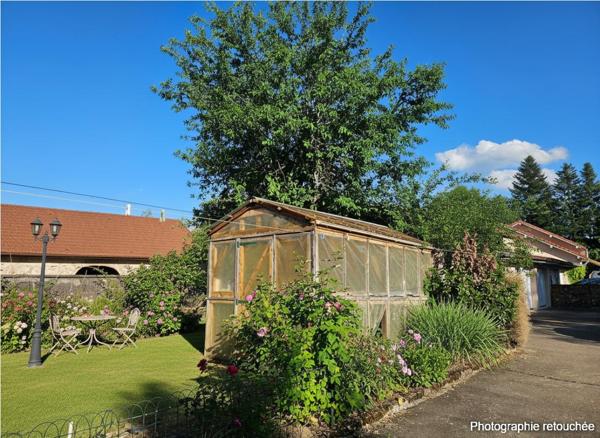 Maison mitoyenne 250 m² , jardin , 2 garages + carport, , 7 chambres, centre-ville Corcieux
