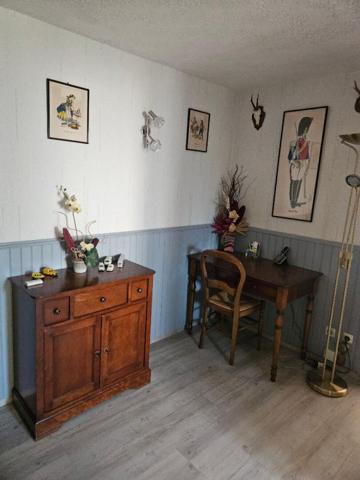 Maison mitoyenne 250 m² , jardin , 2 garages + carport, , 7 chambres, centre-ville Corcieux
