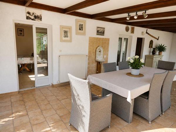 Maison mitoyenne 250 m² , jardin , 2 garages + carport, , 7 chambres, centre-ville Corcieux