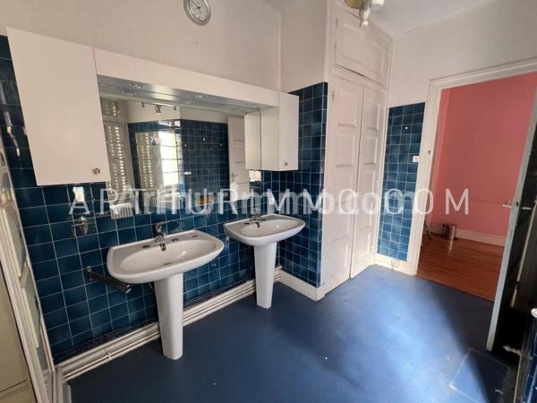 Vente                                                      Appartement
                        
                     6 pièces                      182 m2                     à Annonay