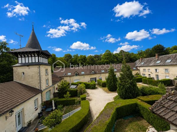 Situé au sein de la très recherchée et sécurisée résidence du Château de Fitz-James, découvrez ce charmant appartement T3 en duplex, niché au 1er étage d’un environnement calme et agréable.

Ce bien se compose, au premier niveau, d’une entrée ouvrant sur une belle pièce de vie conviviale, avec cuisine ouverte aménagée et équipée, prolongée par un espace salle à manger et un salon lumineux. 
Vous y trouverez également une chambre, ainsi qu’une salle d’eau avec WC.

À l’étage, un palier dessert une seconde pièce pouvant être aménagée selon vos besoins en chambre, bureau, espace dressing ou salle de jeux, ainsi qu’une salle de bains avec WC.

En complément, l’appartement bénéficie d’une place de parking privative.

Un bien plein de charme, idéal pour profiter d’un cadre de vie privilégié au sein d’une résidence de caractère.