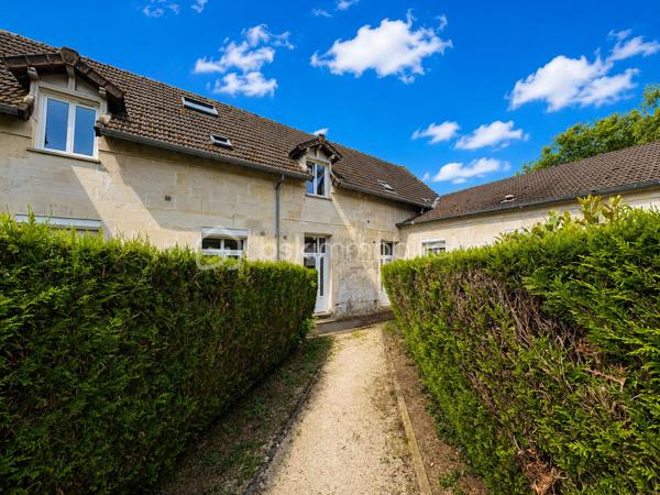 Situé au sein de la très recherchée et sécurisée résidence du Château de Fitz-James, découvrez ce charmant appartement T3 en duplex, niché au 1er étage d’un environnement calme et agréable.

Ce bien se compose, au premier niveau, d’une entrée ouvrant sur une belle pièce de vie conviviale, avec cuisine ouverte aménagée et équipée, prolongée par un espace salle à manger et un salon lumineux. 
Vous y trouverez également une chambre, ainsi qu’une salle d’eau avec WC.

À l’étage, un palier dessert une seconde pièce pouvant être aménagée selon vos besoins en chambre, bureau, espace dressing ou salle de jeux, ainsi qu’une salle de bains avec WC.

En complément, l’appartement bénéficie d’une place de parking privative.

Un bien plein de charme, idéal pour profiter d’un cadre de vie privilégié au sein d’une résidence de caractère.