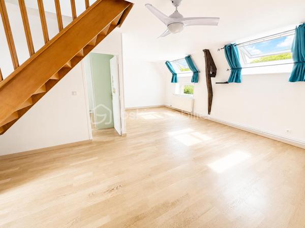 Situé au sein de la très recherchée et sécurisée résidence du Château de Fitz-James, découvrez ce charmant appartement T3 en duplex, niché au 1er étage d’un environnement calme et agréable.

Ce bien se compose, au premier niveau, d’une entrée ouvrant sur une belle pièce de vie conviviale, avec cuisine ouverte aménagée et équipée, prolongée par un espace salle à manger et un salon lumineux. 
Vous y trouverez également une chambre, ainsi qu’une salle d’eau avec WC.

À l’étage, un palier dessert une seconde pièce pouvant être aménagée selon vos besoins en chambre, bureau, espace dressing ou salle de jeux, ainsi qu’une salle de bains avec WC.

En complément, l’appartement bénéficie d’une place de parking privative.

Un bien plein de charme, idéal pour profiter d’un cadre de vie privilégié au sein d’une résidence de caractère.