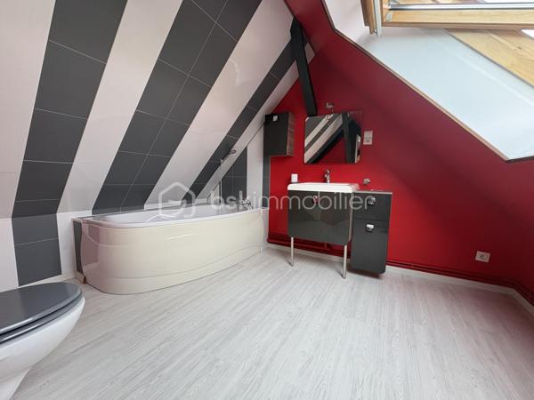 Situé au sein de la très recherchée et sécurisée résidence du Château de Fitz-James, découvrez ce charmant appartement T3 en duplex, niché au 1er étage d’un environnement calme et agréable.

Ce bien se compose, au premier niveau, d’une entrée ouvrant sur une belle pièce de vie conviviale, avec cuisine ouverte aménagée et équipée, prolongée par un espace salle à manger et un salon lumineux. 
Vous y trouverez également une chambre, ainsi qu’une salle d’eau avec WC.

À l’étage, un palier dessert une seconde pièce pouvant être aménagée selon vos besoins en chambre, bureau, espace dressing ou salle de jeux, ainsi qu’une salle de bains avec WC.

En complément, l’appartement bénéficie d’une place de parking privative.

Un bien plein de charme, idéal pour profiter d’un cadre de vie privilégié au sein d’une résidence de caractère.