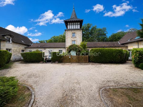 Situé au sein de la très recherchée et sécurisée résidence du Château de Fitz-James, découvrez ce charmant appartement T3 en duplex, niché au 1er étage d’un environnement calme et agréable.

Ce bien se compose, au premier niveau, d’une entrée ouvrant sur une belle pièce de vie conviviale, avec cuisine ouverte aménagée et équipée, prolongée par un espace salle à manger et un salon lumineux. 
Vous y trouverez également une chambre, ainsi qu’une salle d’eau avec WC.

À l’étage, un palier dessert une seconde pièce pouvant être aménagée selon vos besoins en chambre, bureau, espace dressing ou salle de jeux, ainsi qu’une salle de bains avec WC.

En complément, l’appartement bénéficie d’une place de parking privative.

Un bien plein de charme, idéal pour profiter d’un cadre de vie privilégié au sein d’une résidence de caractère.