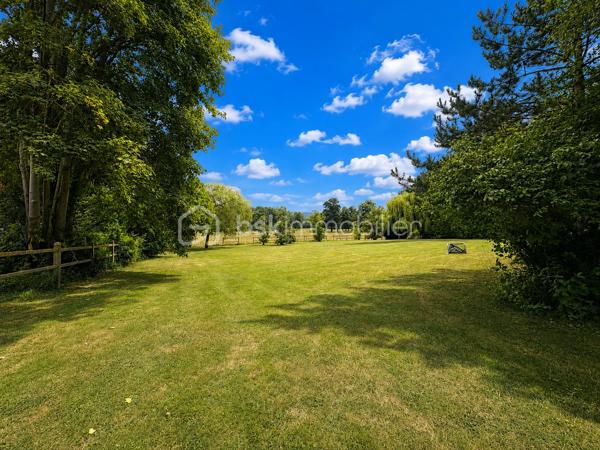 Situé au sein de la très recherchée et sécurisée résidence du Château de Fitz-James, découvrez ce charmant appartement T3 en duplex, niché au 1er étage d’un environnement calme et agréable.

Ce bien se compose, au premier niveau, d’une entrée ouvrant sur une belle pièce de vie conviviale, avec cuisine ouverte aménagée et équipée, prolongée par un espace salle à manger et un salon lumineux. 
Vous y trouverez également une chambre, ainsi qu’une salle d’eau avec WC.

À l’étage, un palier dessert une seconde pièce pouvant être aménagée selon vos besoins en chambre, bureau, espace dressing ou salle de jeux, ainsi qu’une salle de bains avec WC.

En complément, l’appartement bénéficie d’une place de parking privative.

Un bien plein de charme, idéal pour profiter d’un cadre de vie privilégié au sein d’une résidence de caractère.