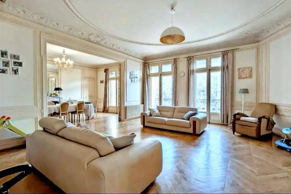 MAGNIFIQUE APPARTEMENT 8 PIECES PROCHE METRO VILLIERS ET PARC MONCEAU