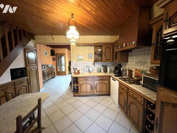 PROCHE COMMERCES ET A23, Maison type "1930"