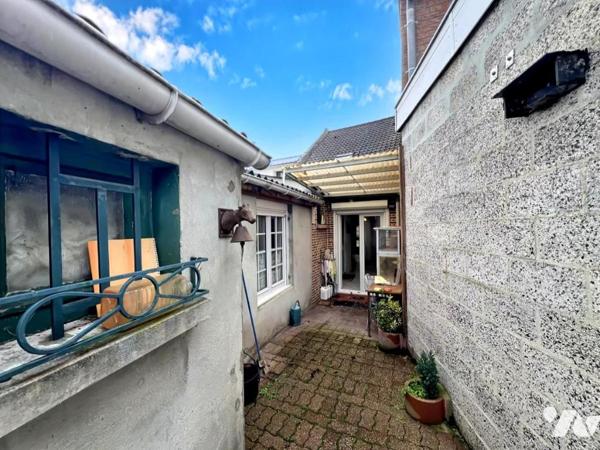 PROCHE COMMERCES ET A23, Maison type "1930"