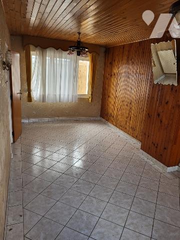 A vendre maison de ville de 1960 semi mitoyenne construite en briques située à Arras