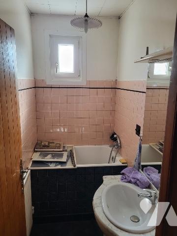 A vendre maison de ville de 1960 semi mitoyenne construite en briques située à Arras