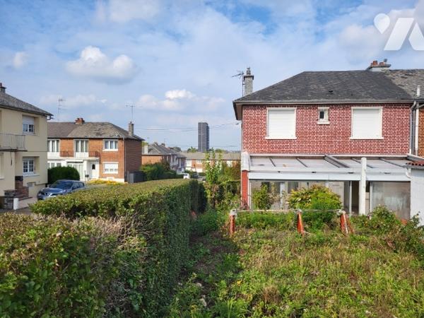 A vendre maison de ville de 1960 semi mitoyenne construite en briques située à Arras