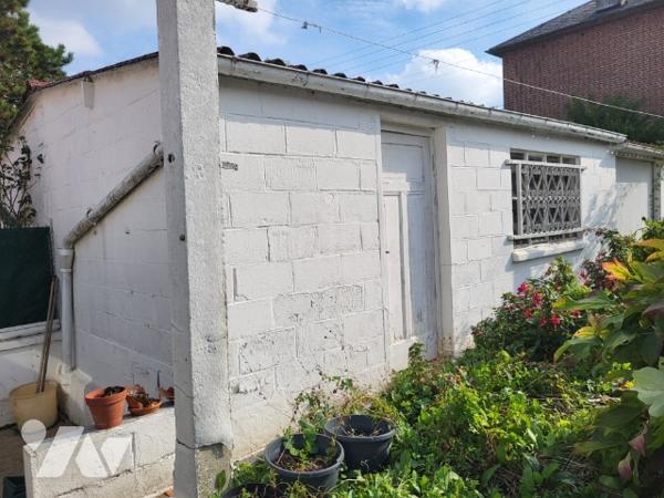 A vendre maison de ville de 1960 semi mitoyenne construite en briques située à Arras