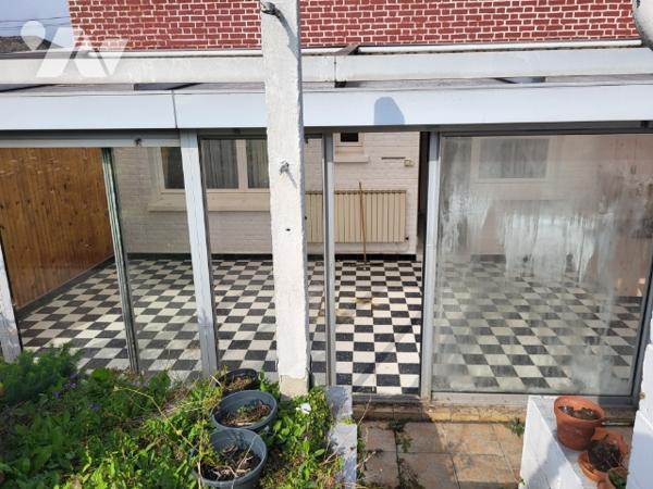 A vendre maison de ville de 1960 semi mitoyenne construite en briques située à Arras