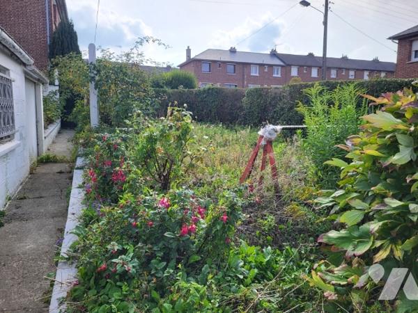 A vendre maison de ville de 1960 semi mitoyenne construite en briques située à Arras