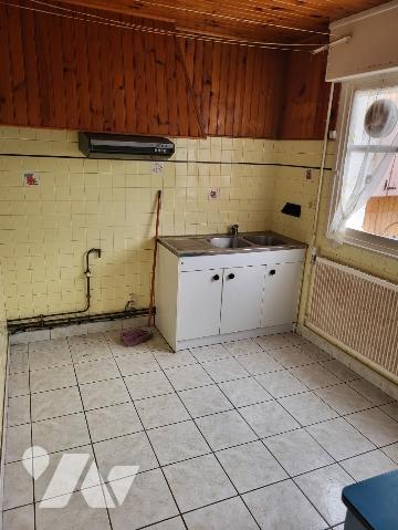 A vendre maison de ville de 1960 semi mitoyenne construite en briques située à Arras