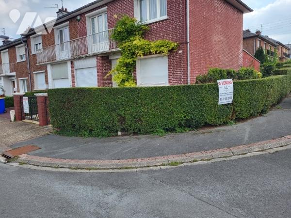 A vendre maison de ville de 1960 semi mitoyenne construite en briques située à Arras