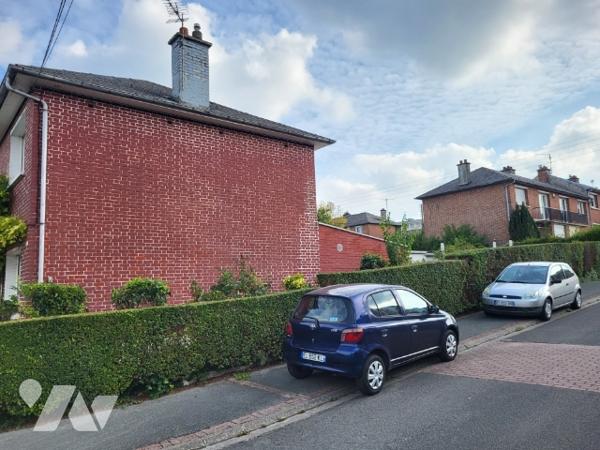 A vendre maison de ville de 1960 semi mitoyenne construite en briques située à Arras