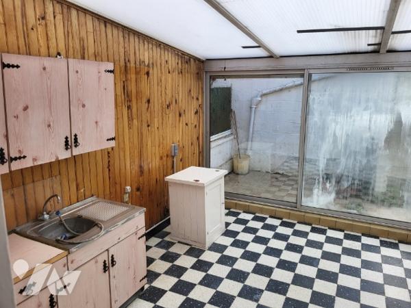A vendre maison de ville de 1960 semi mitoyenne construite en briques située à Arras