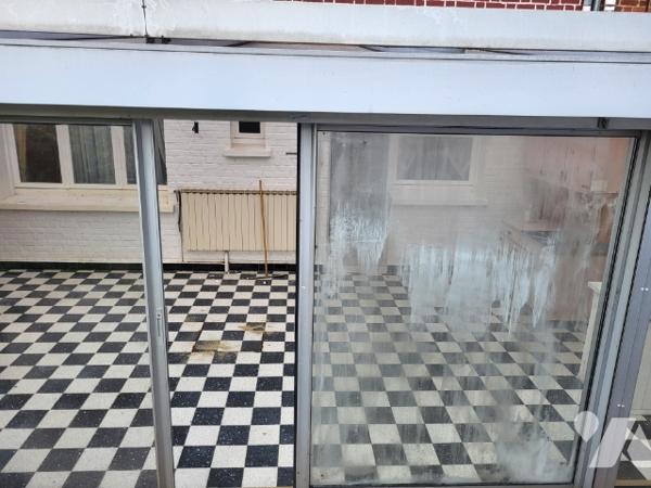 A vendre maison de ville de 1960 semi mitoyenne construite en briques située à Arras