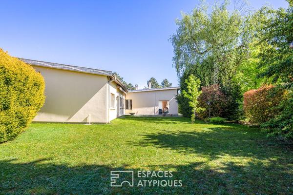 Maison d’architecte esprit Mid-Century à rénover et son jardin arboré