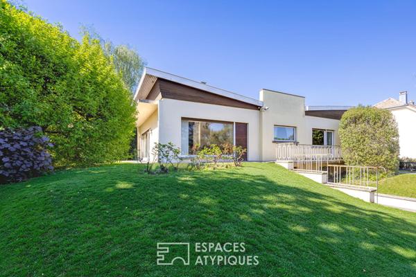 Maison d’architecte esprit Mid-Century à rénover et son jardin arboré